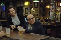 It's Always Sunny in Philadelphia – Dennis (Glenn Howerton, l.) sieht einem frisch entlassenen Sexualstraftäter zum Verwechseln ähnlich, was ihm zum Verhängnis wird und Frank (Danny DeVito, r.) große Sorge bereitet.