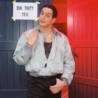 Was guckst du?! – Türsteher Hakan (Kaya Yanar) bei der Arbeit.
