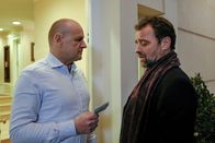 Südpol – Von links: Robert (Oliver Stokowski) fragt Hans Wallentin (Juergen Maurer), ob er Geld braucht, um ihn nicht ins Haus bitten zu müssen.