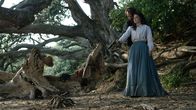 The Luminaries – Crosbie Wells (Ewen Leslie, hinten); Anna Wetherell (Eve Hewson, vorne)