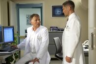 In aller Freundschaft – MDR Fernsehen IN ALLER FREUNDSCHAFT FOLGE 625, "Kontroversen" Uhr. Als Dr. Roland Heilmann (Thomas Rühmann, li.) sich die Aufnahmen der Untersuchung von Olaf Beck ansieht, überkommen ihn Zweifel an einer eventuellen Alkoholsucht seines Patienten, denn auch die Milz ist stark geschwollen. Dr. Kaminski (Udo Schenk, re.) hingegen wettet eine Flasche Whisky darauf, dass Olaf Beck Alkoholiker ist und allen etwas vormacht.