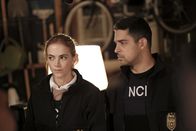 Navy CIS – Bishop (Emily Wickerham, l.); Torres (Wilmer Valderrama, r.)