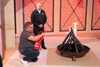 1, 2 oder 3 – Brandamtmann Florian Höhrhammer (r.) zeigt Elton (l.) wie, man mit einem Feuerlöscher umgeht.