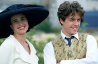 Vier Hochzeiten und ein Todesfall – Der Reigen der Hochzeitsfeste ist eröffnet und lässt Carrie (Andie MacDowell) und Charles (Hugh Grant) immer wieder aufeinandertreffen.