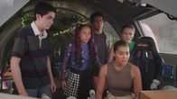 Rock Islands Rätsel – v.li.: Ellis Grouch (Ryan Yeates), Lila Gray (Izellah Connelly), Nori Harlow (Noah Akhigbe), Taylor Young (Alexa Curtis), Meesha Rai (Inessa Tan)