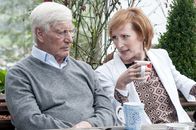 Der Bergdoktor – Irene Bornholm (Nicole Beutler, r.) und Dr. Roman Melchinger (Siegfried Rauch, l.) machen Kaffeepause.