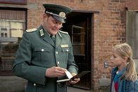 Sputnik – Polizist Mauder (Devid Striesow) befragt Friederike (Flora Li Thiemann).