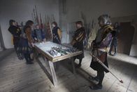 Terra X: Die Welt der Ritter – Hier wird Geschichte geschrieben: Kaiser Maximilian erläutert seinen Getreuen die neue Art der Kriegsführung. Der Einsatz von Kanonen und Landsknechten bekommt eine überragende strategische Bedeutung, die ehemals "edlen" Ritter gehen im Reitervolk unter