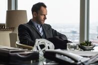 Elementary – "Der Hund", ein Atemgerät zur Krebserkennung, das von dem ermordeten Krebsforscher Barry Granger erfunden wurde, beschäftigt Sherlock Holmes (Jonny Lee Miller) ...