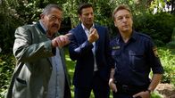 Die Rosenheim-Cops – Polizist Mohr (Max Müller, r.) zeigt den Kommissaren Hofer (Joseph Hannesschläger, l.) und Hansen (Igor Jeftic, M.), von wo aus Herr König erschossen wurde.
