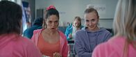 Derby Girl – Lola Bouvier (Chloé Jouannet, 2.v.r.) isst mit ihren neuen Teamkolleginnen Jessica (Vanessa Guide, 2.v.l.), Sandy (Éléonore Costes, l.) und Cindy (Marion Creusvaux, r.) zu Mittag. Sie machen sich über alles und jeden lustig.