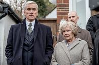 Geheimnis eines Lebens – Eine unbescholtene Rentnerin im Visier der Geheimdienste: Nick Stanley (Ben Miles, li.) verteidigt seine Mutter Joan (Judi Dench).