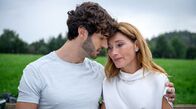 Sturm der Liebe – Noah (Christopher Jan Busse, l.) und Alexandra (Daniela Kiefer, r.) stehen sich gegenseitig bei.