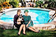 Alles inklusive – Apple (Nadja Uhl) mit ihrem Hund "Dr. Freud" und ihrer Mutter Ingrid (Hannelore Elsner).