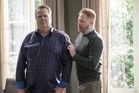 Modern Family – L-R: Cameron Tucker (Eric Stonestreet) und Mitchell Pritchett (Jesse Tyler Ferguson)