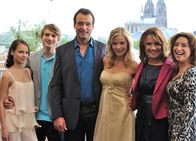 Lena - Liebe meines Lebens – L-R: Jasmin Blohm (Barbara Prakopenka), Micha Sander (Felix Bold), Frank Sander (Joachim Raaf), Lena Sander (Jessica Ginkel), Pia Sander (Jenny Jürgens), Linda Behrendt (Isabel Varell).