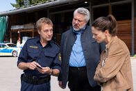 Die Rosenheim-Cops – Am Tatort, dem Hof Obermüller, gibt Polizeihauptmeister Mohr (Max Müller, l.) den Hauptkommissaren Beck (Michaela Weingartner, r.) und Stadler (Dieter Fischer, M.), erste Informationen zum aktuellen Mordfall.
