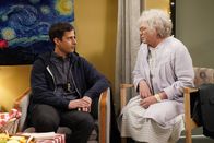 Brooklyn Nine-Nine – Jake Peralta (Andy Samberg, l.); Pam (Julia Sweeney, r.)