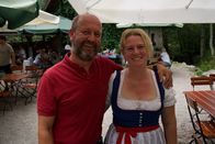 Heimatleuchten – Die Mühlenwirte der Rumingmühle Markus und Daniela Herbst posieren für ein Foto im gemütlichen Gastgarten während ServusTVs „Heimatleuchten – Meer Gefühl - Im Salzburger Land“ in Fuschl am See, Salzburg, Österreich am 16.07.2024.