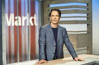 Markt – Jo Hiller moderiert die Sendung "Markt" im NDR Fernsehen