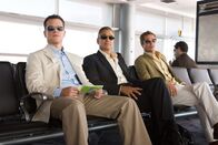 Ocean's 13 – Danny Ocean (George Clooney, M.) und seine Jungs (Matt Damon, l. und Brad Pitt, r.) können sich nur einen einzigen guten Grund vorstellen, den ehrgeizigsten und riskantesten Casino-Coup aller Zeiten in Angriff zu nehmen: Sie müssen einem der Ihren beistehen, der ganz übel über den Tisch gezogen wurde ...