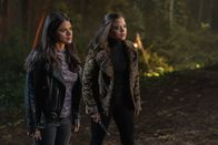 Charmed – Mel Vera (Melonie Diaz, l.); Maggie Vera (Sarah Jeffery, r.)