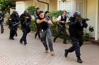 Hawaii Five-0 – Stürmen Wo Fats Haus - nur um in eine Bombenfalle hineinzulaufen: Steve (Alex O'Loughlin, 4.v.r.), Danny (Scott Caan, 2.v.r.), Chin (Daniel Dae Kim, 3.v.r.) und Kono (Grace Park, 5.v.r.) ...