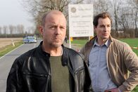 Ein Kind wird gesucht – Ingo Thiel (Heino Ferch, li.) und Mario Eckartz (Felix Kramer, re.) suchen Zeugen, die etwas gesehen haben oder am Tatzeitpunkt an der Stelle waren, wo Mirco zum letzten Mal gesehen wurde.