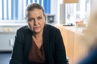 Die Chefin – Vera Lanz (Katharina Böhm, l.) hat Cosima Becker aus dem Hotel ins Präsidium mitgenommen und stellt ihr ein paar Fragen zu Wolf Marquardt.