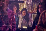 Die Kinderschwindlerin – Lucie (Naomi Simmonds, l.) und Vicky (Collien Ulmen-Fernandes, r.) können nicht glauben, dass ihre Freundin die Kinder benutzt hat, um an die Wohnung zu kommen.