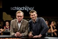 Schlachthof – Wenn im "schlachthof" geratscht, getriezt und gelacht wird, bleibt kein Auge trocken. Seit über einem Jahr empfangen Michael Altinger (rechts) und Christian Springer die Stars der Kabarettszene und nehmen mit ihnen die wichtigsten Themen aus Politik, Gesellschaft und dem Weltgeschehen unter die Lupe.