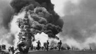 Der Zweite Weltkrieg – Seit Ende 1944 stürzen sich japanische Piloten bei Kamikaze-Angriffen auf US-amerikanische Kriegsschiffe in den Tod.