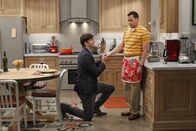 Two and a Half Men – Nach seinem Herzinfarkt beschließt Walden (Ashton Kutcher, l.) Vater zu werden und da er keine Frau hat, möchte er ein Kind adoptieren. Doch da seine Chancen gegen Null gehen, da er männlich und nicht verheiratet ist, sieht er keinen anderen Ausweg, als um Alans (Jon Cryer, r.) Hand anzuhalten ...