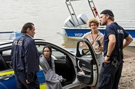 WaPo Duisburg – Arda Turan (Yasemin Cetinkaya, 2.v.l.) hat einen toten Taucher aus dem Fluss gezogen. Jägers (Markus John, l.) Argwohn ist geweckt. Das Team der WAPO beginnt mit den Ermittlungen (mit Karen Dahmen, 2.v.r. und Niklas Osterloh, r.).