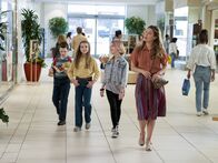 Young Sheldon – L-R: Sheldon Cooper (Iain Armitage), Missy Cooper (Raegan Revord), Paige (Mckenna Grace) und Mary Cooper (Zoe Perry)