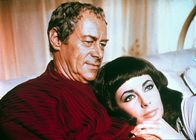 Cleopatra – Julius Cäsar (Rex Harrison, l.) kann sich dem sinnlichen Anblick Cleopatras (Elizabeth Taylor, r.) nicht entziehen. Er verhilft seiner Geliebten an die Macht ...
