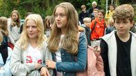 Wahrheit oder Pflicht – Tara (Maya Ystenes, Mitte) und Sanne (Tilde Ender Søvik, links) wollen unbedingt zusammen in die neue Klasse kommen. Hoffentlich klappt das! Daniel (Viljar Knutsen Bjaadal, rechts) beobachtet die Verteilung in die neuen Klassen eher gelassen-skeptisch.