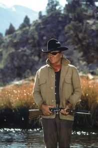 Der Marshal – Cogburn (John Wayne) ist ein Raubein, dessen Leben jeglichen Sinn verloren hat, der sich aber in dem Indianergebiet, in das Chaney geflohen ist, perfekt auskennt und darüber hinaus ein ausgezeichneter Spurenleser ist.