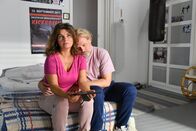 Alles oder Nichts – Können Elke (Anne Brendler, l.) und Mike Neumann (Mirco Reseg, r.) sich ihrer Tochter Jenni wieder annähern?