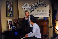 How I Met Your Mother – Während Barney (Neil Patrick Harris, l.) und Ted (Josh Radnor, r.) eine Bar namens "Puzzles" eröffnen, springt Robin für einen betrunkenen Nachrichtensprecher ein ...
