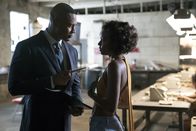 Empire – Damit Nessa (Sierra A. McClain, r.) den Vertrag von Lucious unterzeichnet, versucht Andre (Trai Byers, l.) alles. Doch wird er wirklich Erfolg haben?