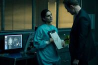 Tatort – echtsmedizinerin Nasrin Reza (Maryam Zaree) will Karow (Mark Waschke) mit einem charmanten Trick zum Abendessen verführen.