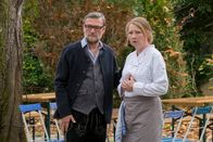 Der Alte – Markus Kolbe (Christian Kerepeszki) und Marie Kolbe (Katja Studt) spenden einander Trost.