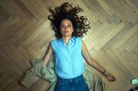 Das Caravaggio-Komplott – Anna Romano (Gaia Messerklinger) wacht in der Villa der Herzogin auf, nachdem sie unter Drogen gesetzt wurde.