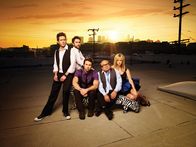 It's Always Sunny in Philadelphia – (5. Staffel) - It's Always Sunny in Philadelphia: Frank (Danny DeVito, 2.v.r.), Dee (Kaitlin Olson, r.), Dennis (Glenn Howerton, l.), Charlie (Charlie Day, 2.v.l.) und Mac (Rob McElhenney, M.) ...