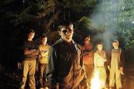 Eden Lake – v.l.n.r.: Harry (James Burrows), Ricky (Tom Gill), Brett (Jack O'Connell, Vordergrund); Mark (Jumayn Hunter), Paige (Finn Atkins) und Cooper (Thomas Turgoose) machen Steve und Jenny das Leben zur Hölle.