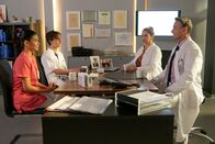 Der Bergdoktor – Anna Sternberg (Vanessa Velemir Diaz, l.) und Jens-Torben (Luis Immanuel Rost, 2.v.l.) haben ihre Zukunftsentscheidung getroffen. Wie reagieren Dr. Vera Fendrich (Rebecca Immanuel, 2.v.r.) und Dr. Alexander Kahnweiler (Mark Keller, r.) darauf?