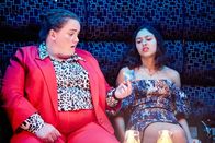 The Outlaws – Diane (Jessica Gunning, l.) gibt Rani (Rhianne Barreto, r.) Ratschläge in Sachen Liebe.