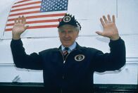 Hot Shots 2: Der 2. Versuch – Thomas Benson (Lloyd Bridges) legt eine steile Karriere hin: Vom Offizier zum Präsidenten der Vereinigten Staaten von Amerika!