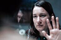 Bis wir tot sind oder frei – Barbara Hug (Marie Leuenberger) besucht ihren Mandanten in der Isolationshaft.